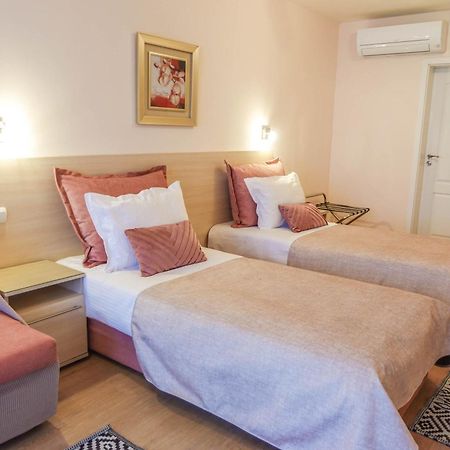 וארנה Hotel Acropolis מראה חיצוני תמונה