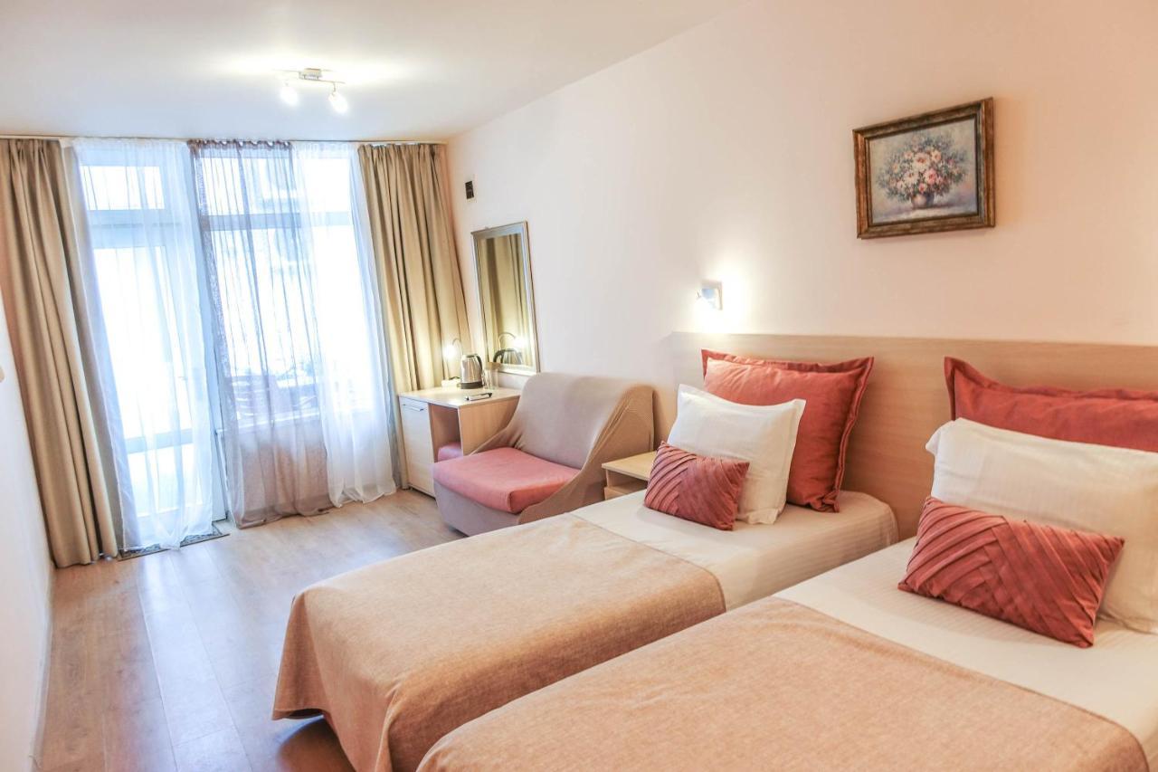 וארנה Hotel Acropolis מראה חיצוני תמונה