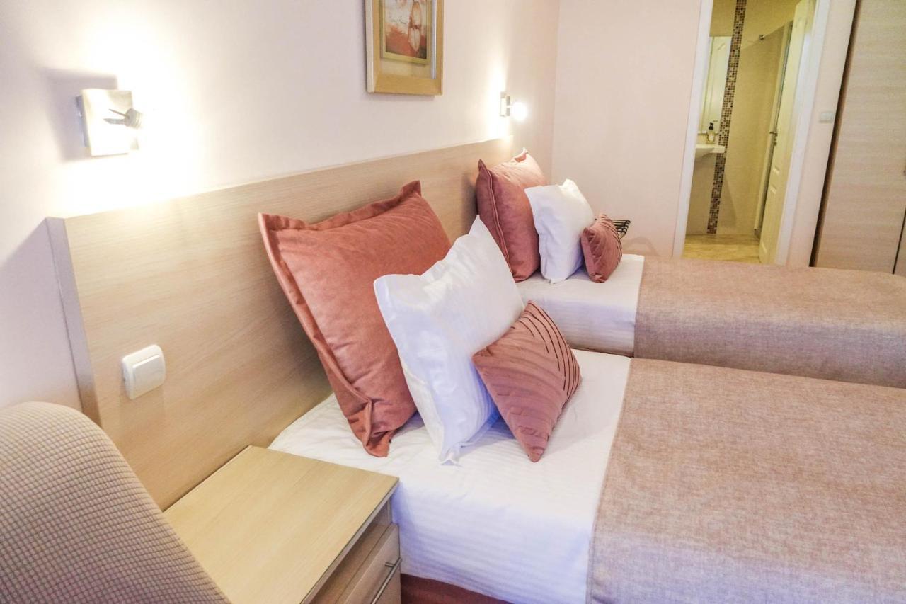 וארנה Hotel Acropolis מראה חיצוני תמונה