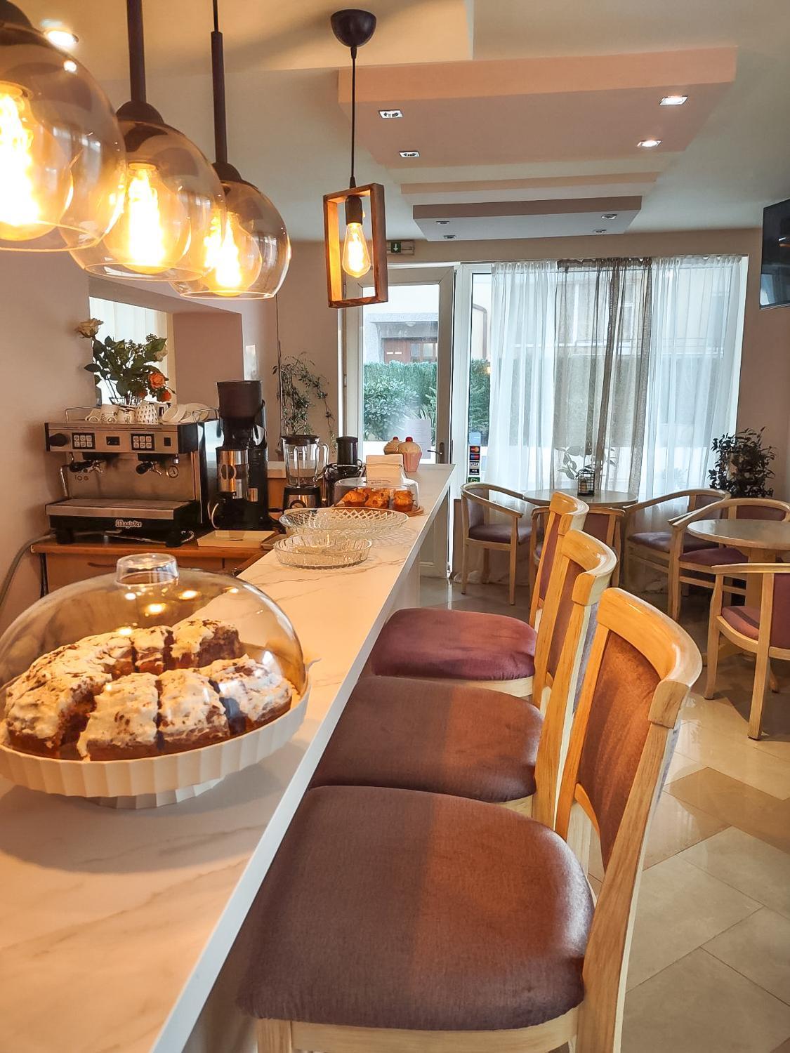 וארנה Hotel Acropolis מראה חיצוני תמונה
