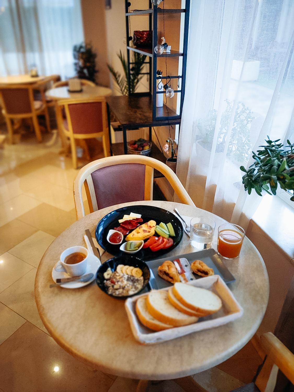 וארנה Hotel Acropolis מראה חיצוני תמונה