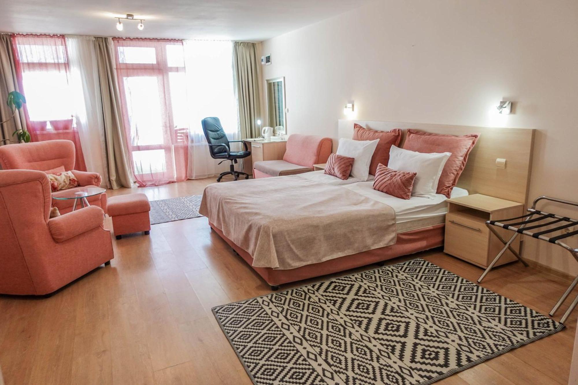 וארנה Hotel Acropolis מראה חיצוני תמונה