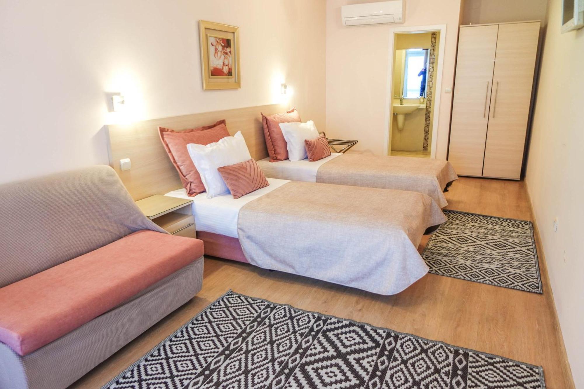 וארנה Hotel Acropolis מראה חיצוני תמונה