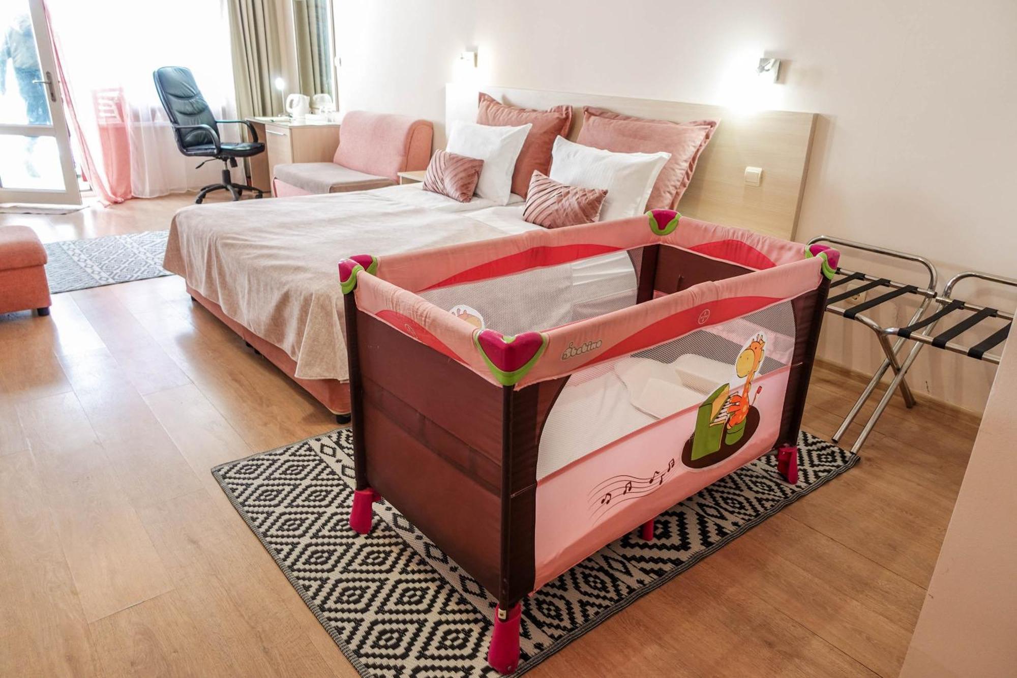 וארנה Hotel Acropolis מראה חיצוני תמונה