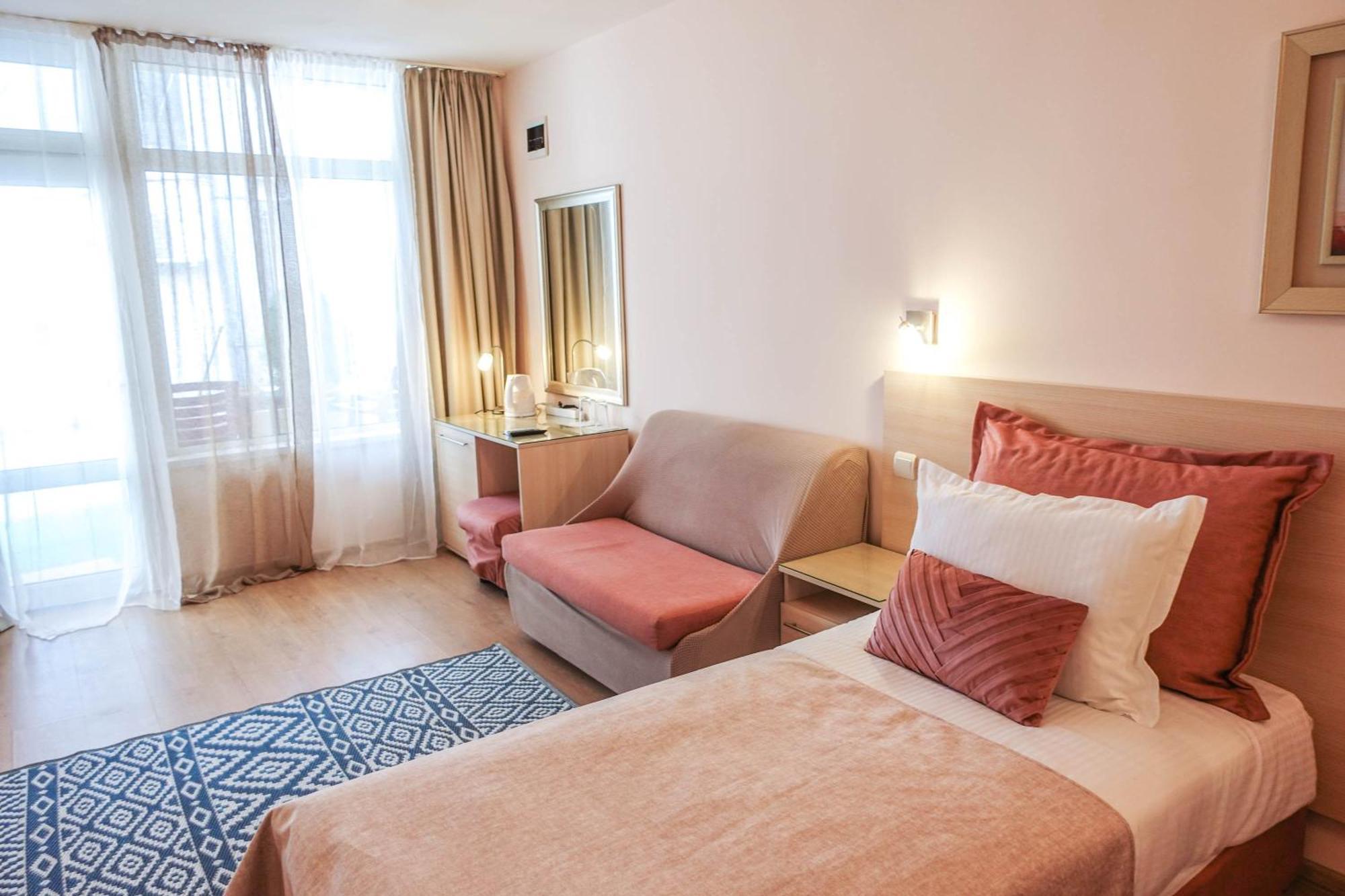 וארנה Hotel Acropolis מראה חיצוני תמונה