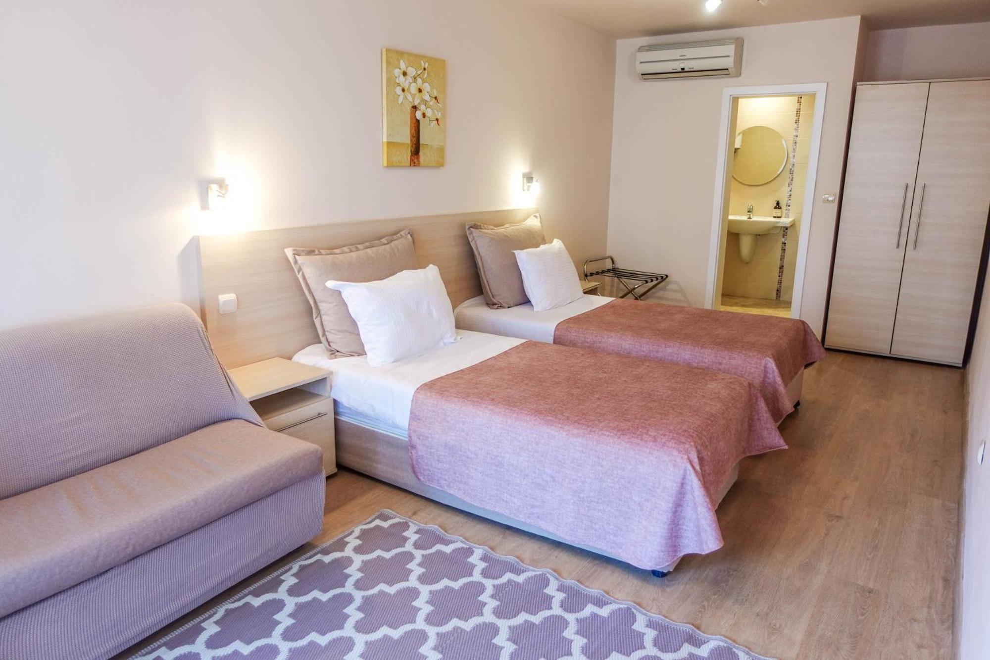 וארנה Hotel Acropolis מראה חיצוני תמונה