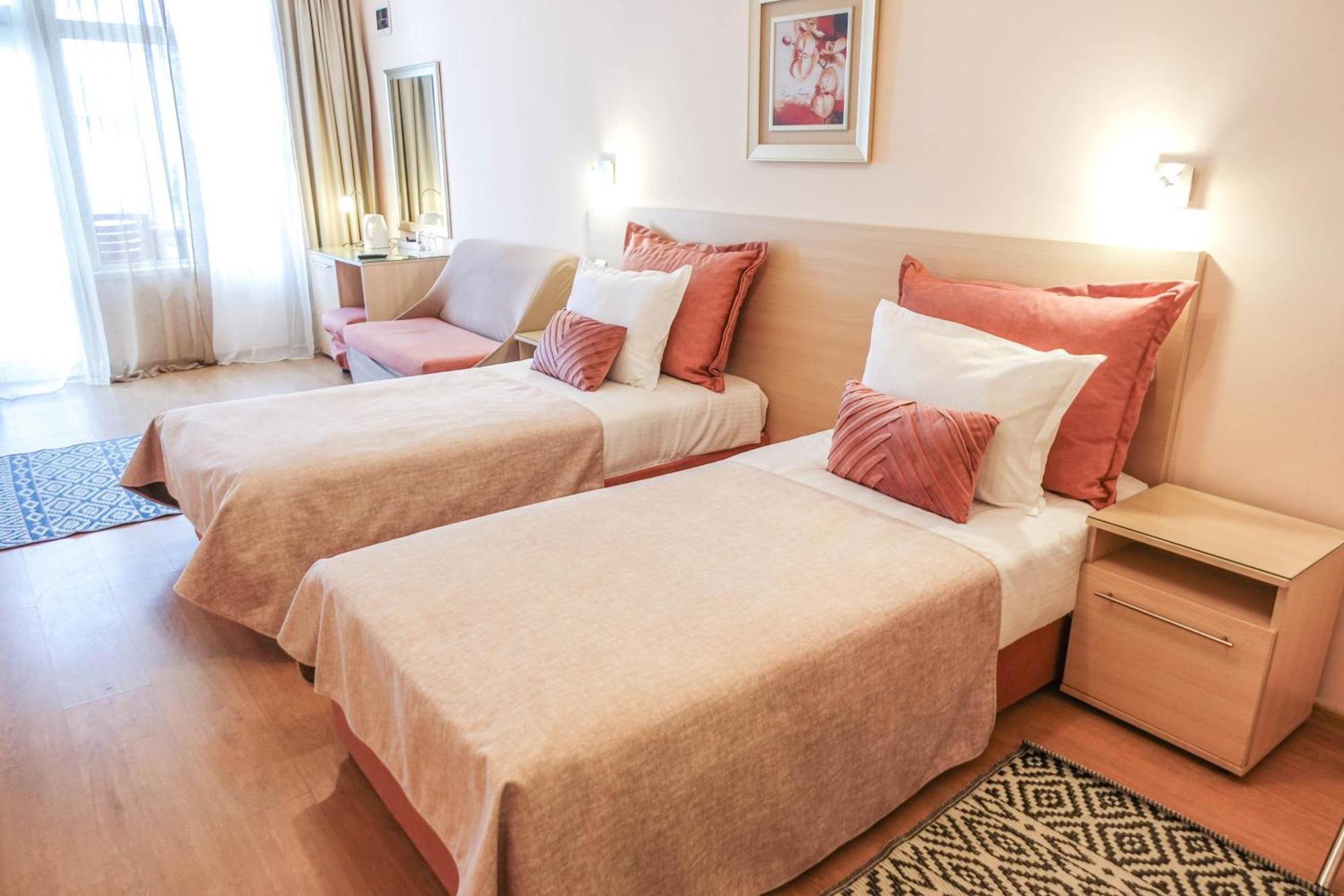 וארנה Hotel Acropolis מראה חיצוני תמונה