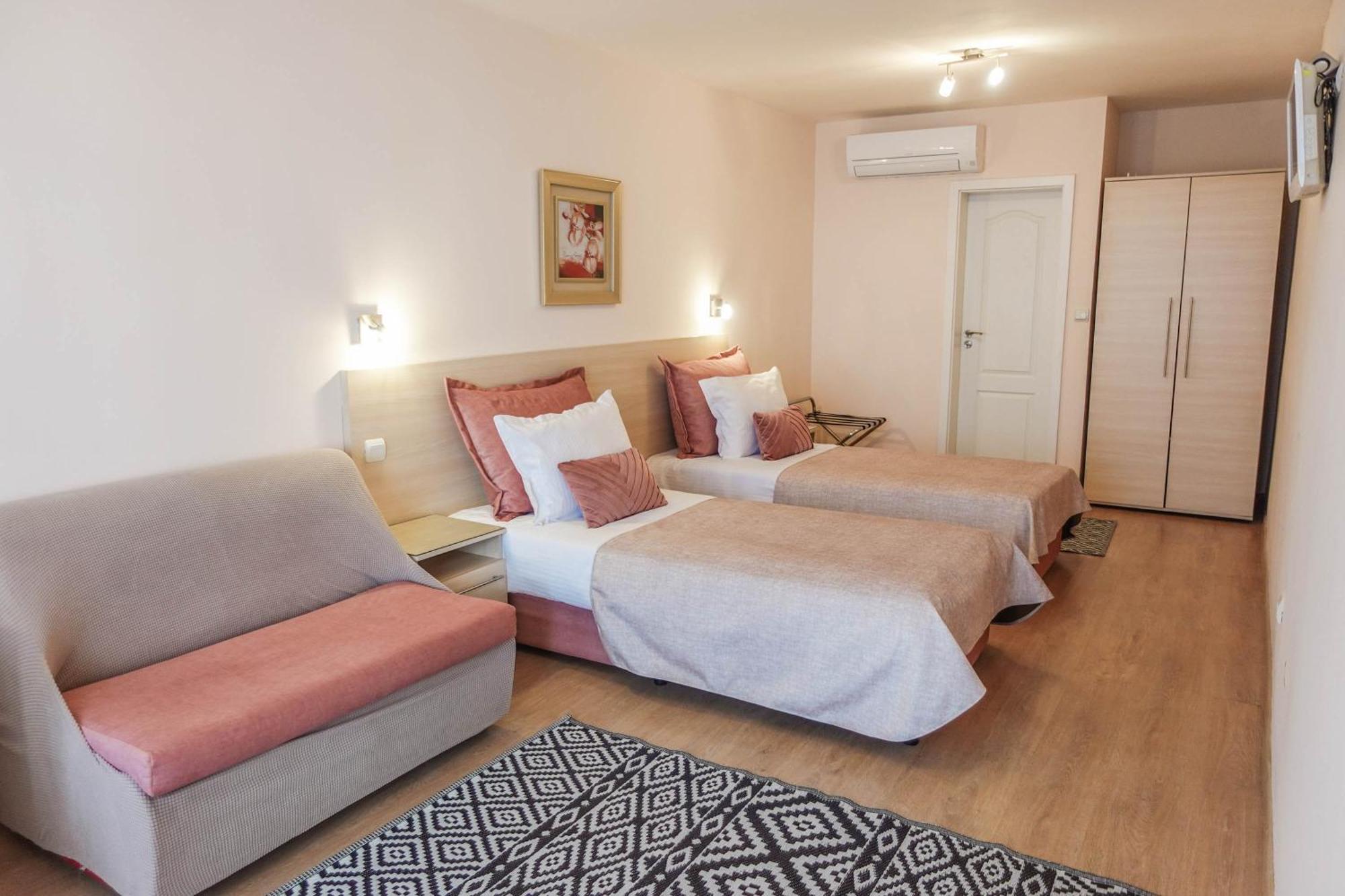 וארנה Hotel Acropolis מראה חיצוני תמונה
