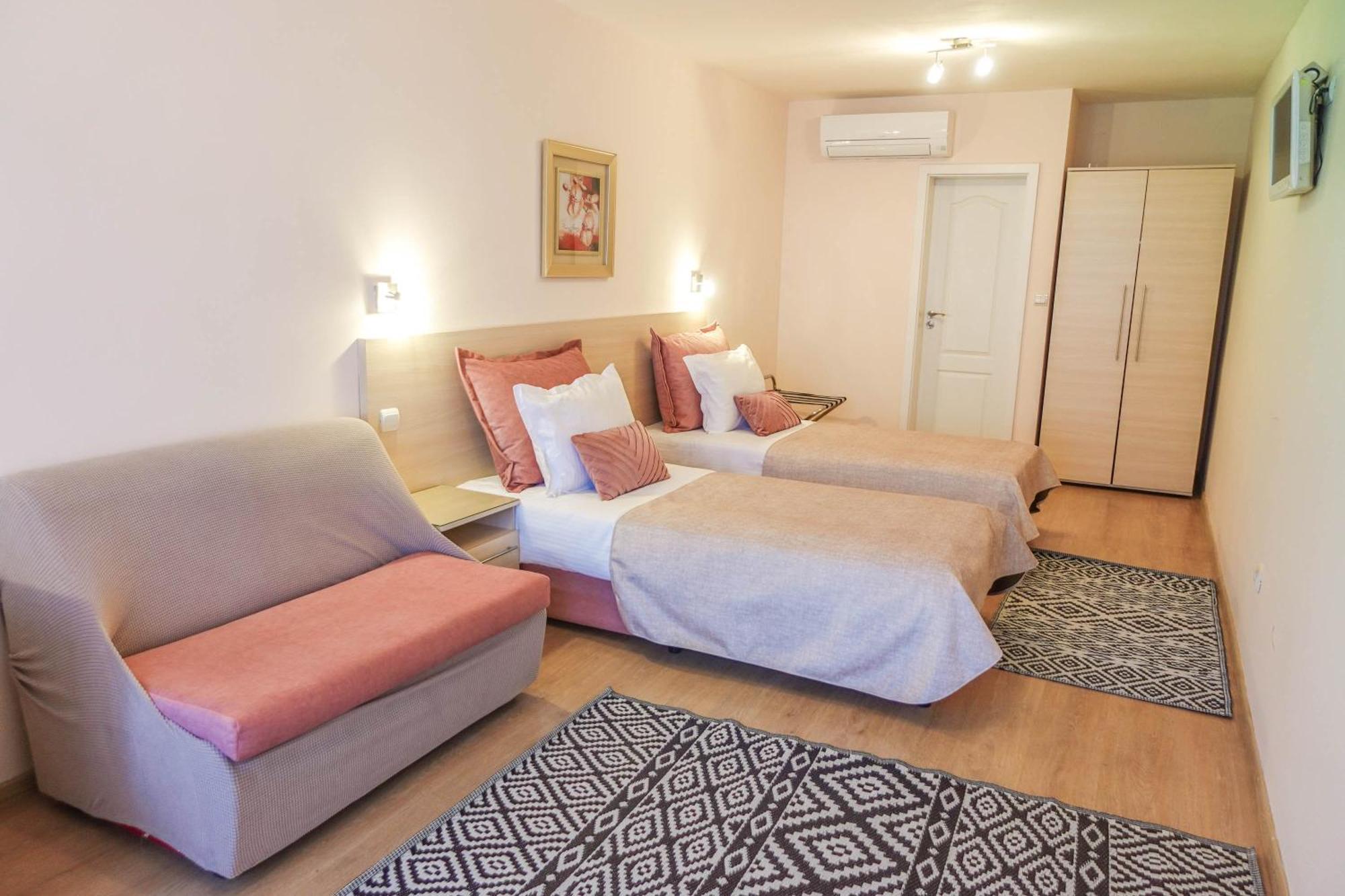 וארנה Hotel Acropolis מראה חיצוני תמונה