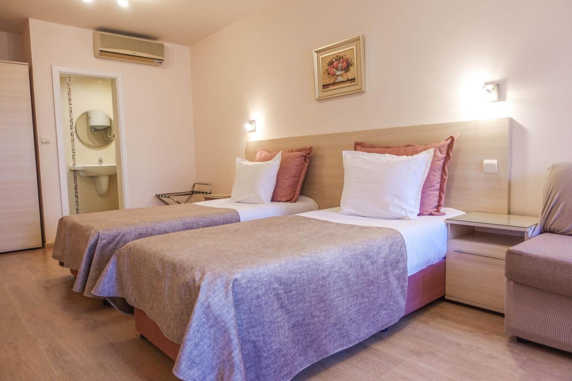 וארנה Hotel Acropolis מראה חיצוני תמונה