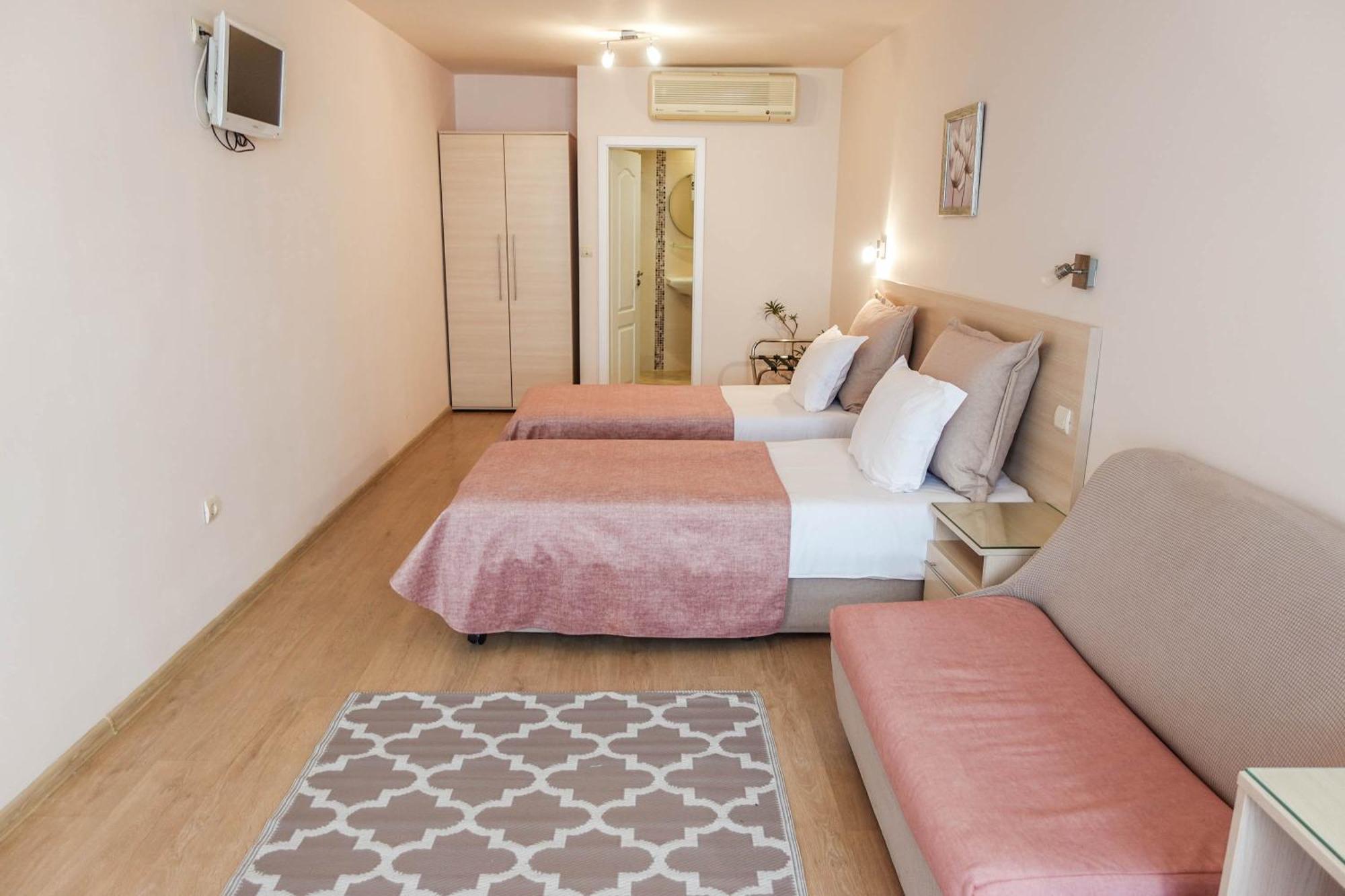 וארנה Hotel Acropolis מראה חיצוני תמונה