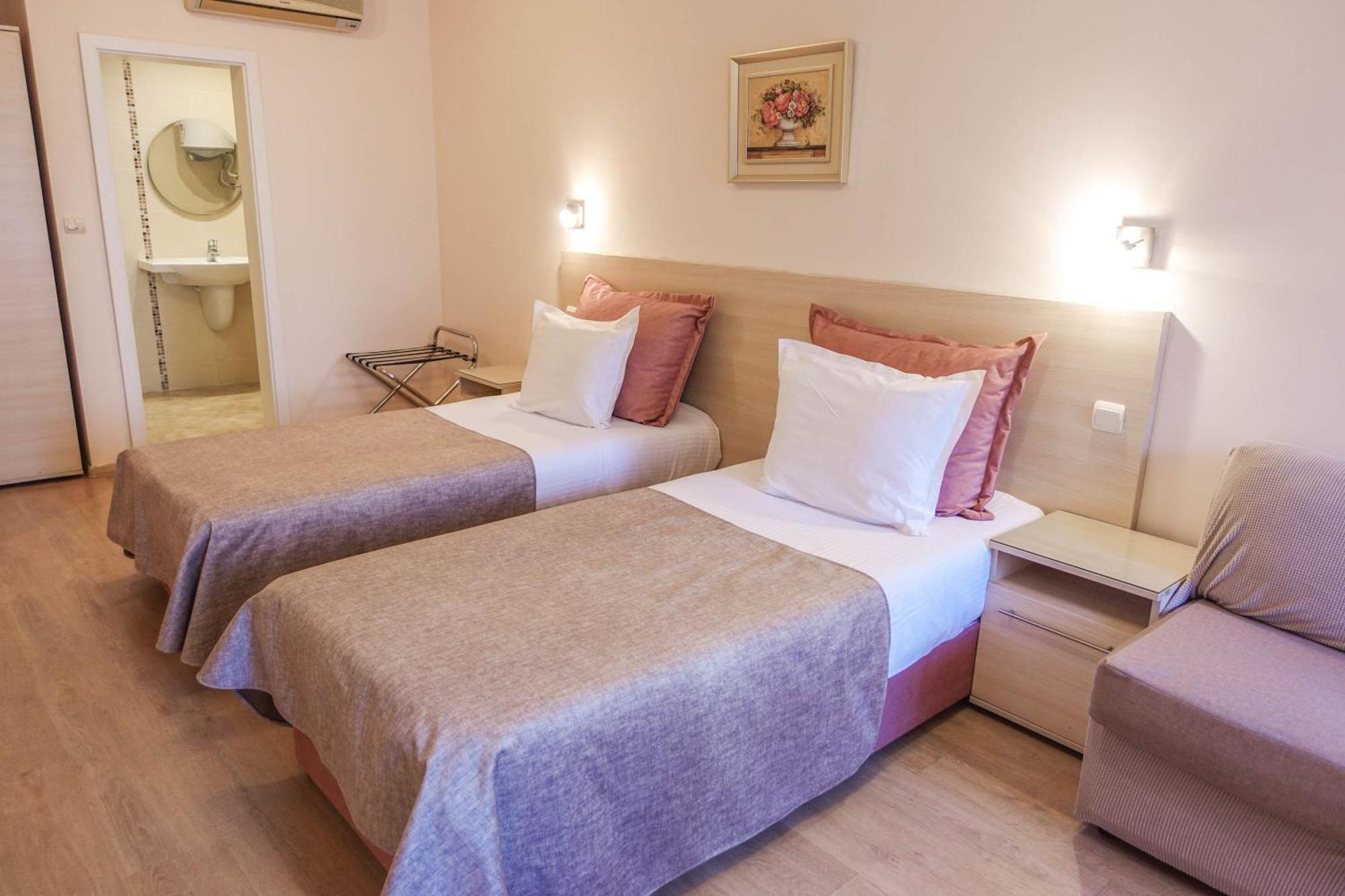 וארנה Hotel Acropolis מראה חיצוני תמונה
