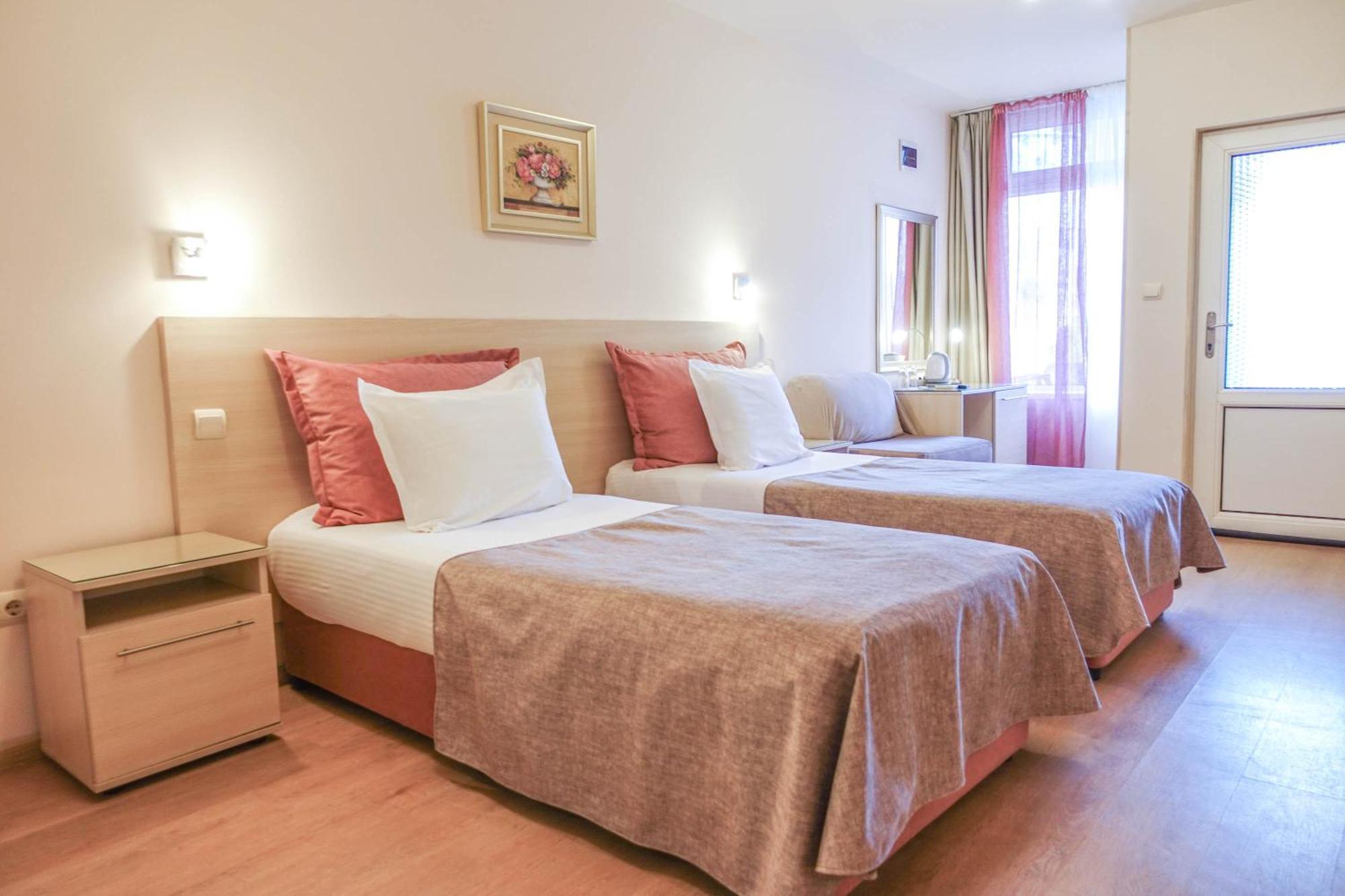 וארנה Hotel Acropolis מראה חיצוני תמונה