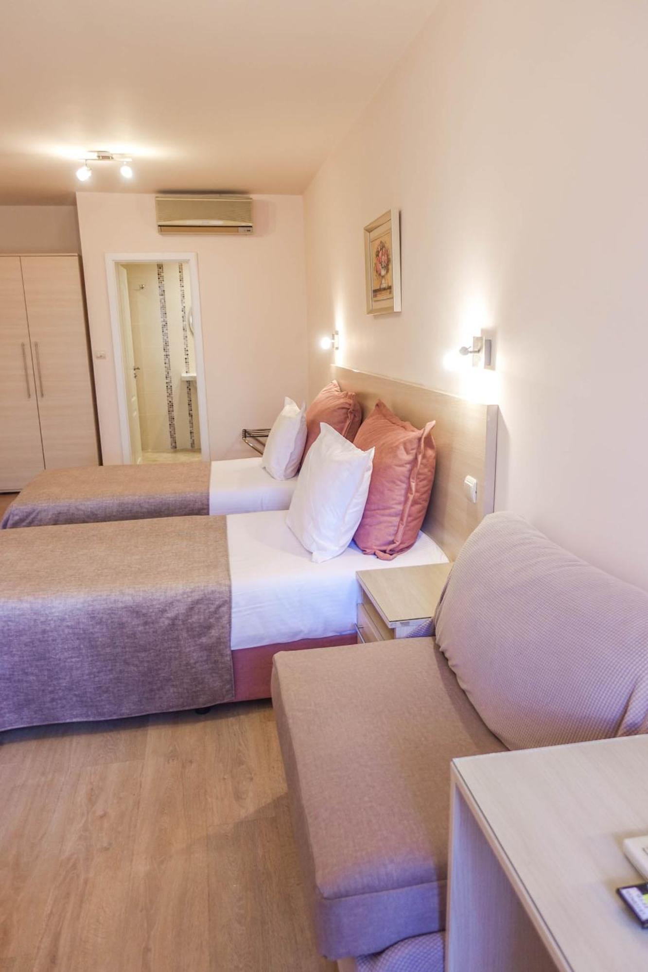 וארנה Hotel Acropolis מראה חיצוני תמונה