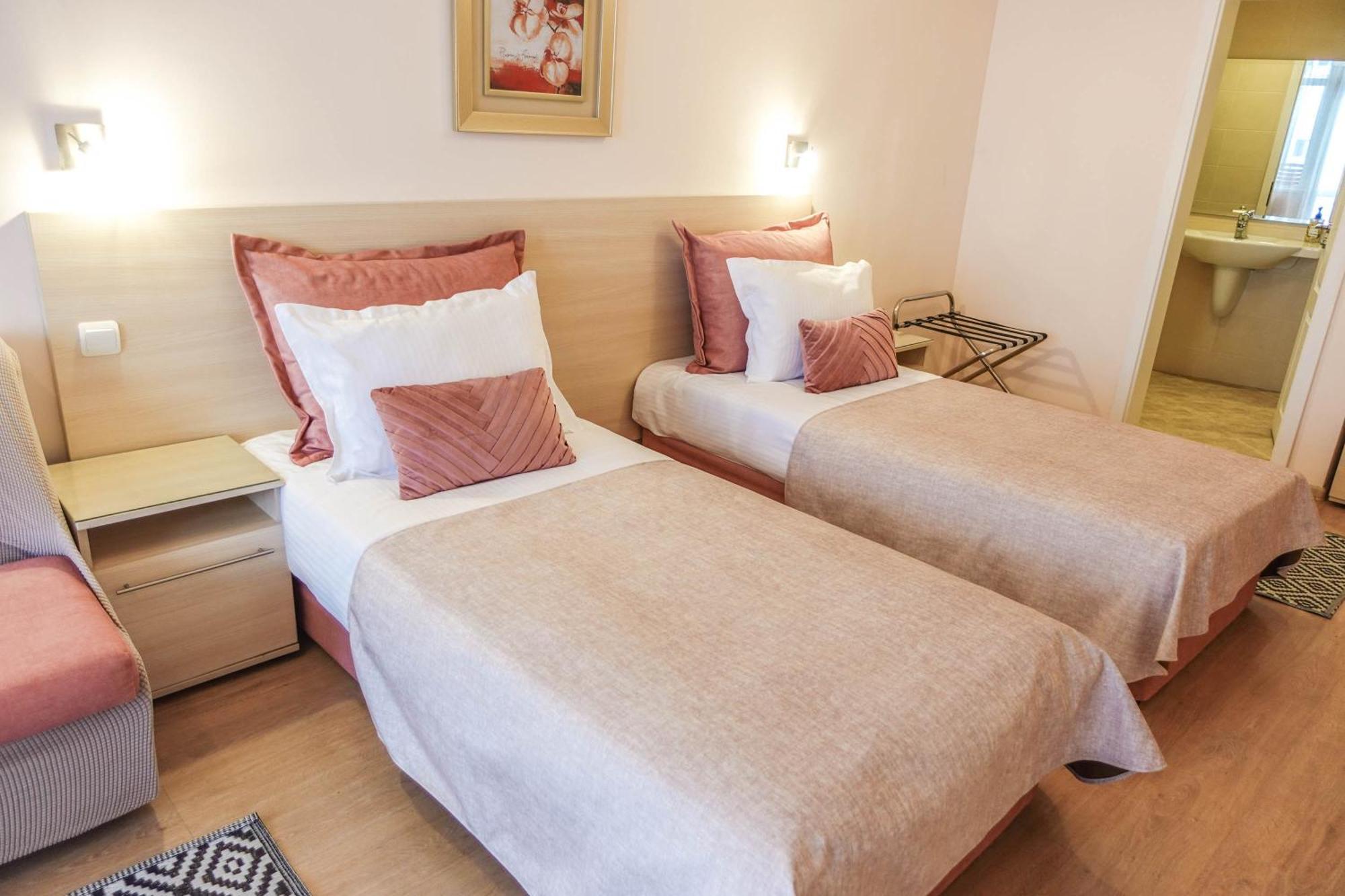 וארנה Hotel Acropolis מראה חיצוני תמונה