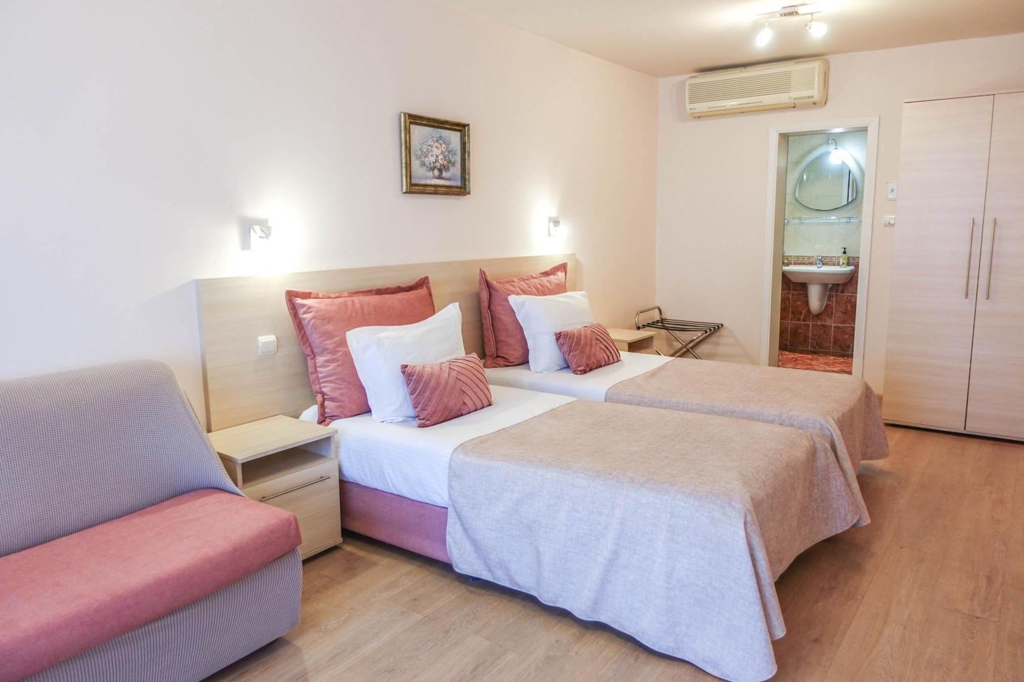 וארנה Hotel Acropolis מראה חיצוני תמונה